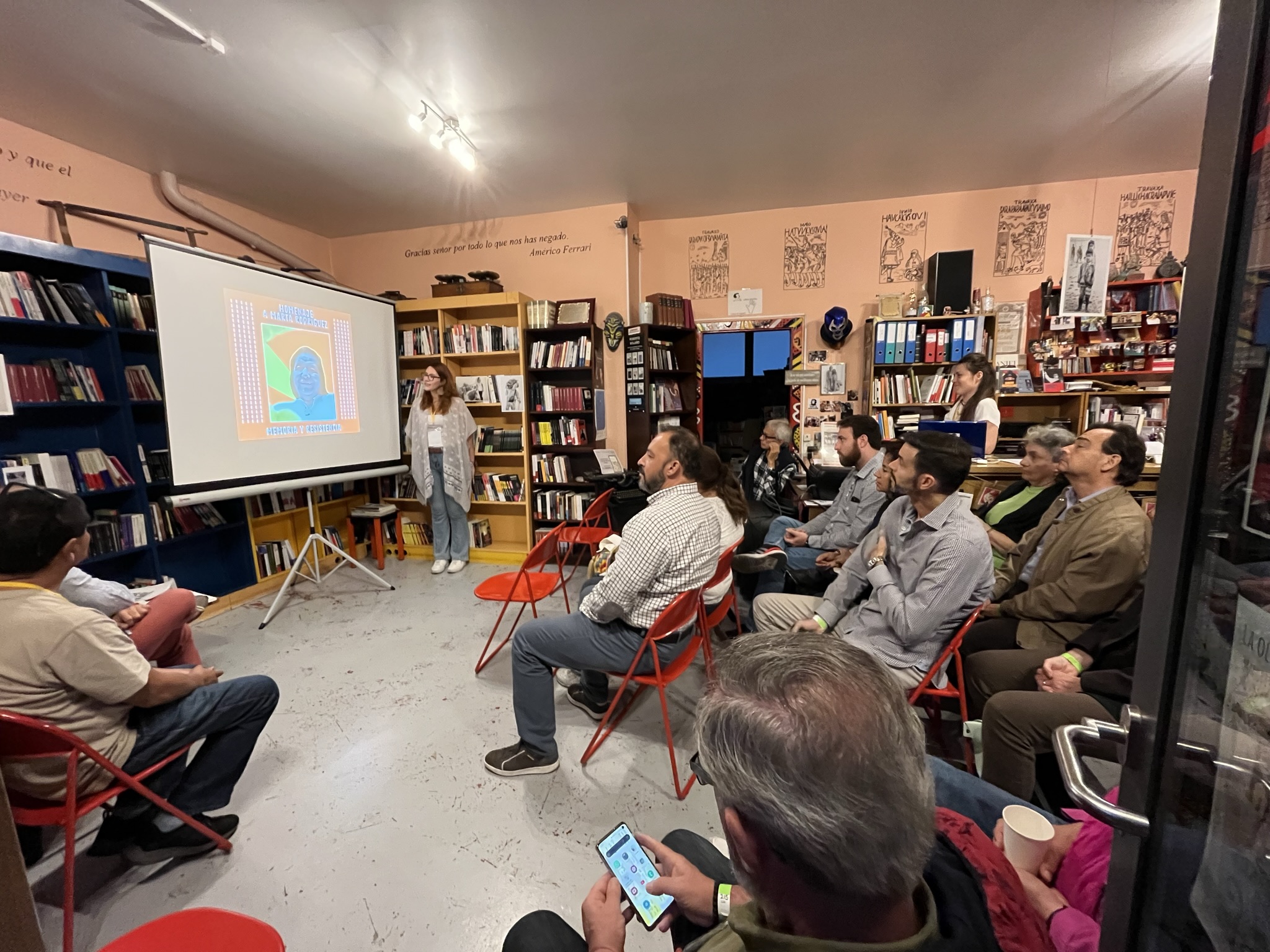 Discussion dans un espace de librairie lors de l’édition 2023