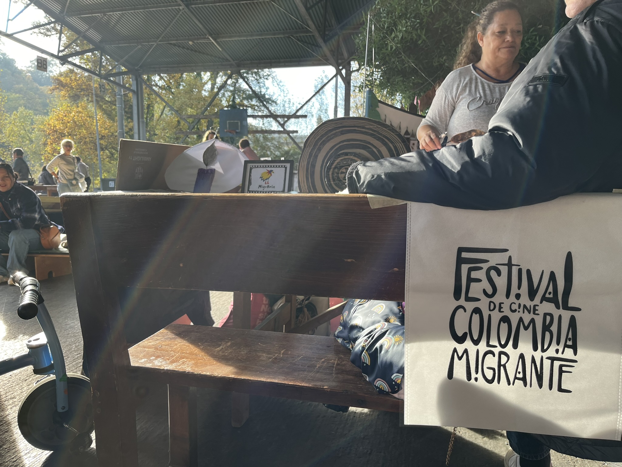 Installation décorative du festival autour d’un arbre lors de l’édition 2024