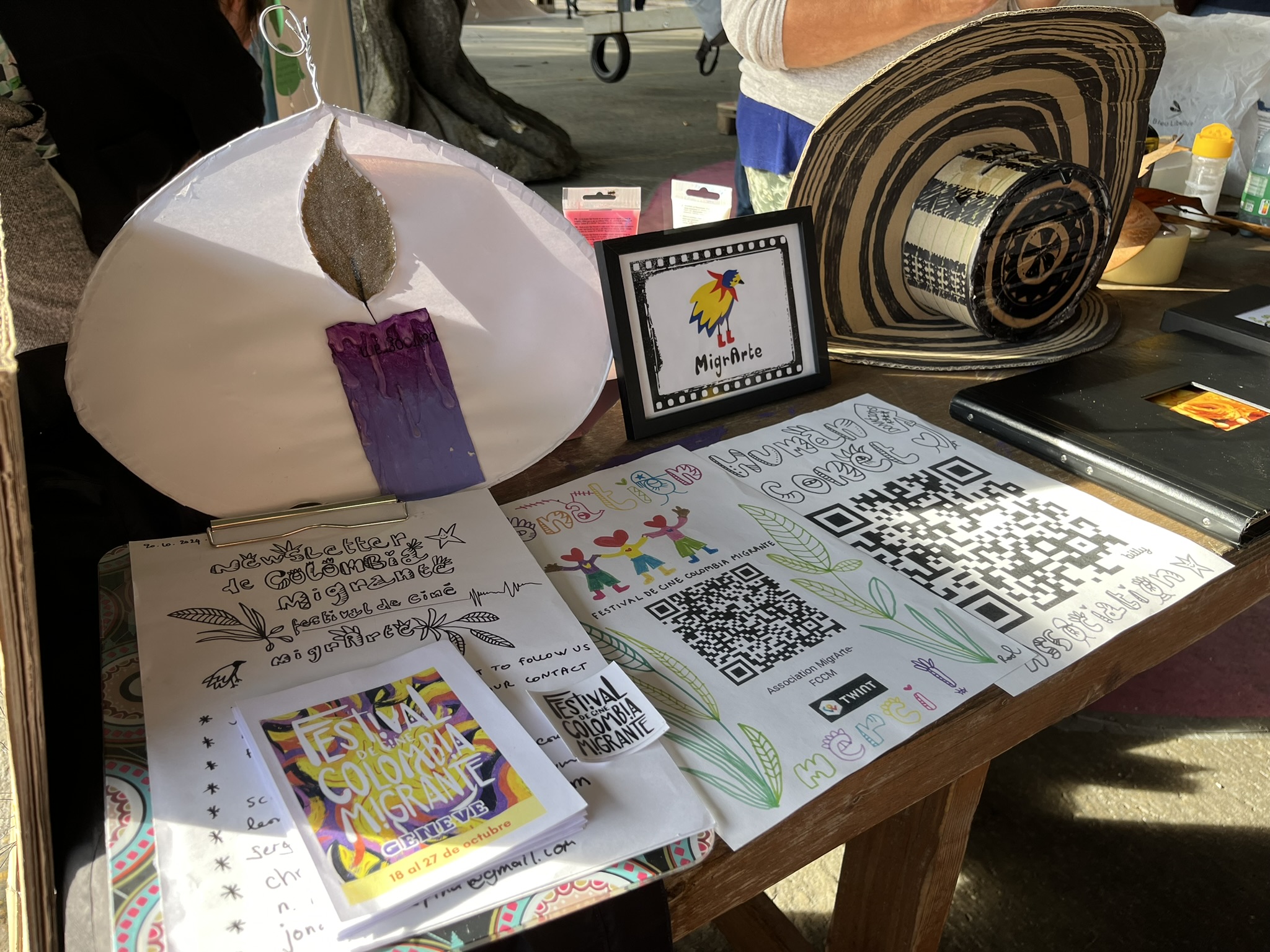 Table du festival avec supports imprimés et codes QR lors de l’édition 2024