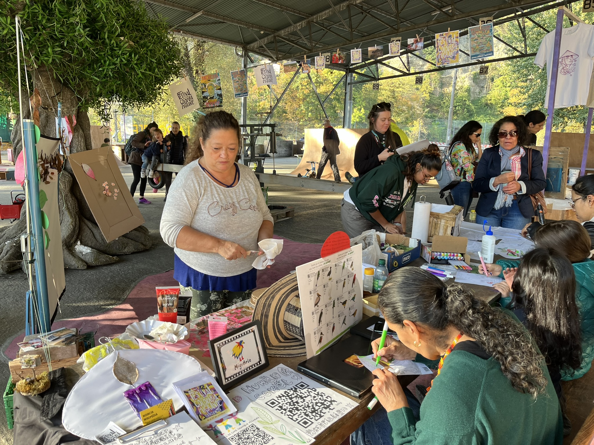 Détail d’une installation autour d’un arbre lors de l’édition 2024