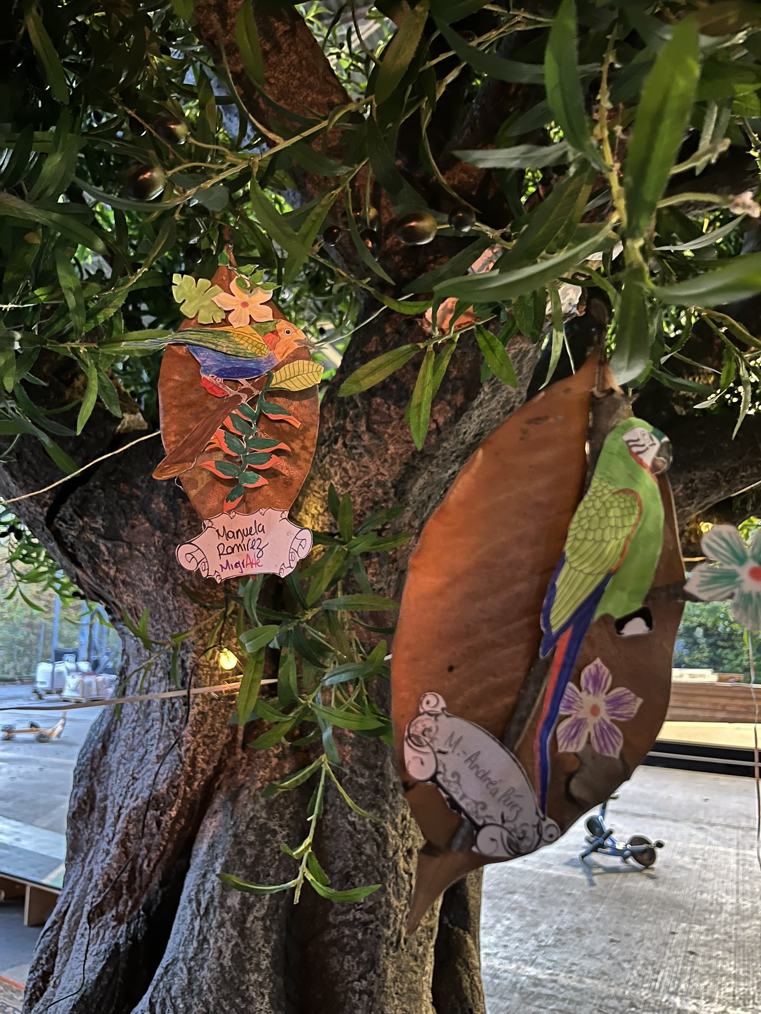 Affiches et supports imprimés du festival suspendus en extérieur lors de l’édition 2024