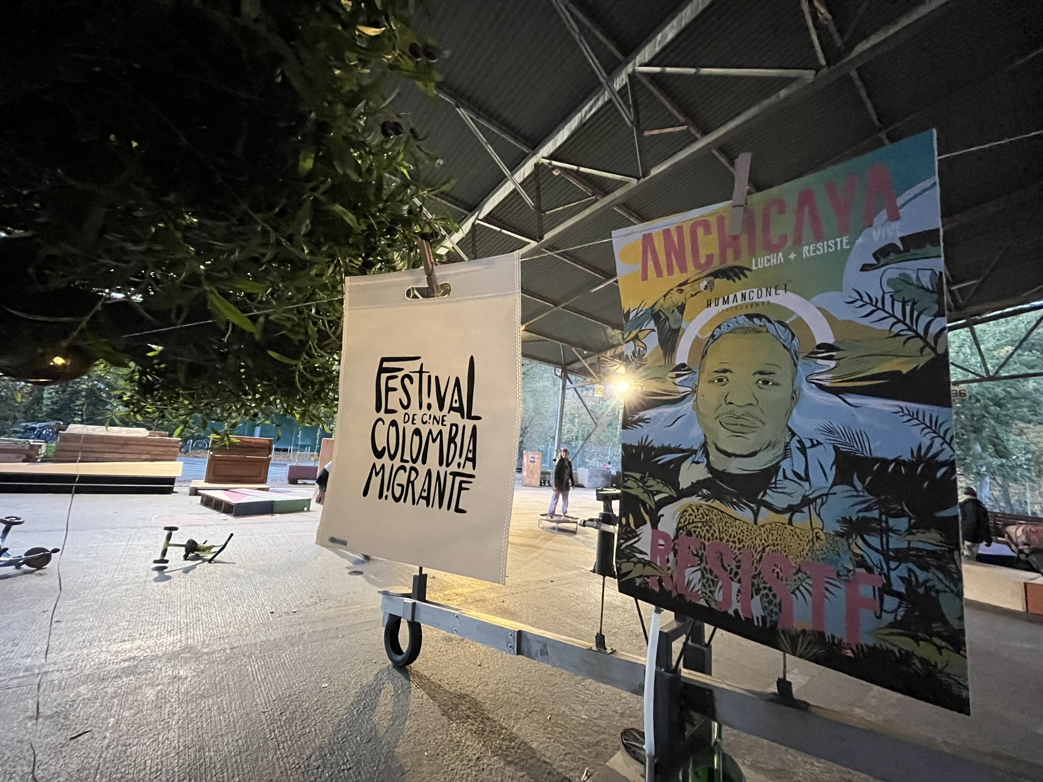 Supports visuels du festival exposés en extérieur lors de l’édition 2024